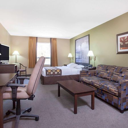Super 8 By Wyndham Midland Hotel Exterior photo