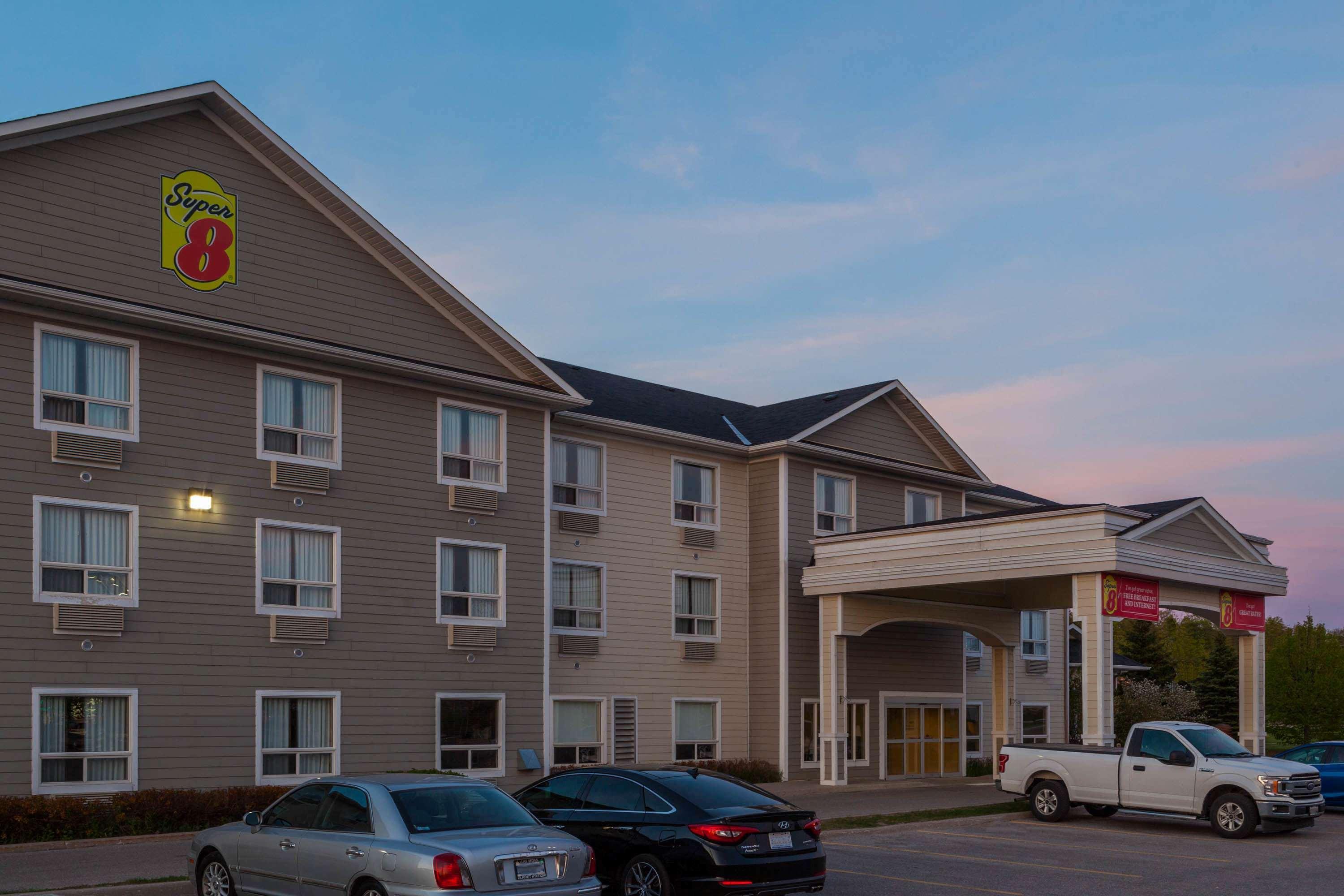 Super 8 By Wyndham Midland Hotel Exterior photo