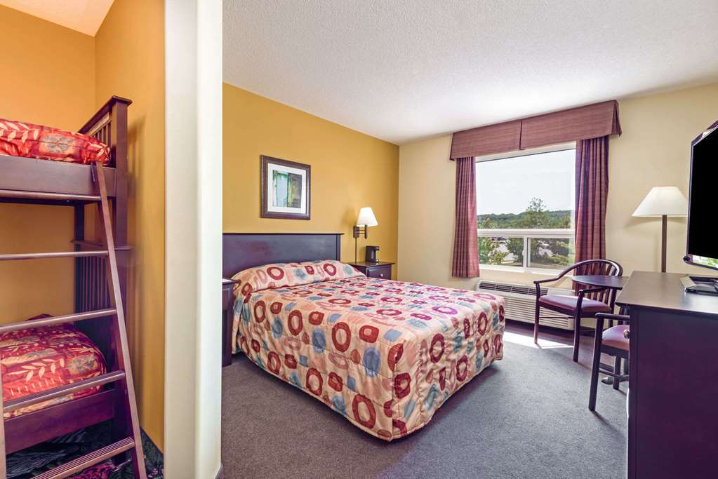 Super 8 By Wyndham Midland Hotel Room photo