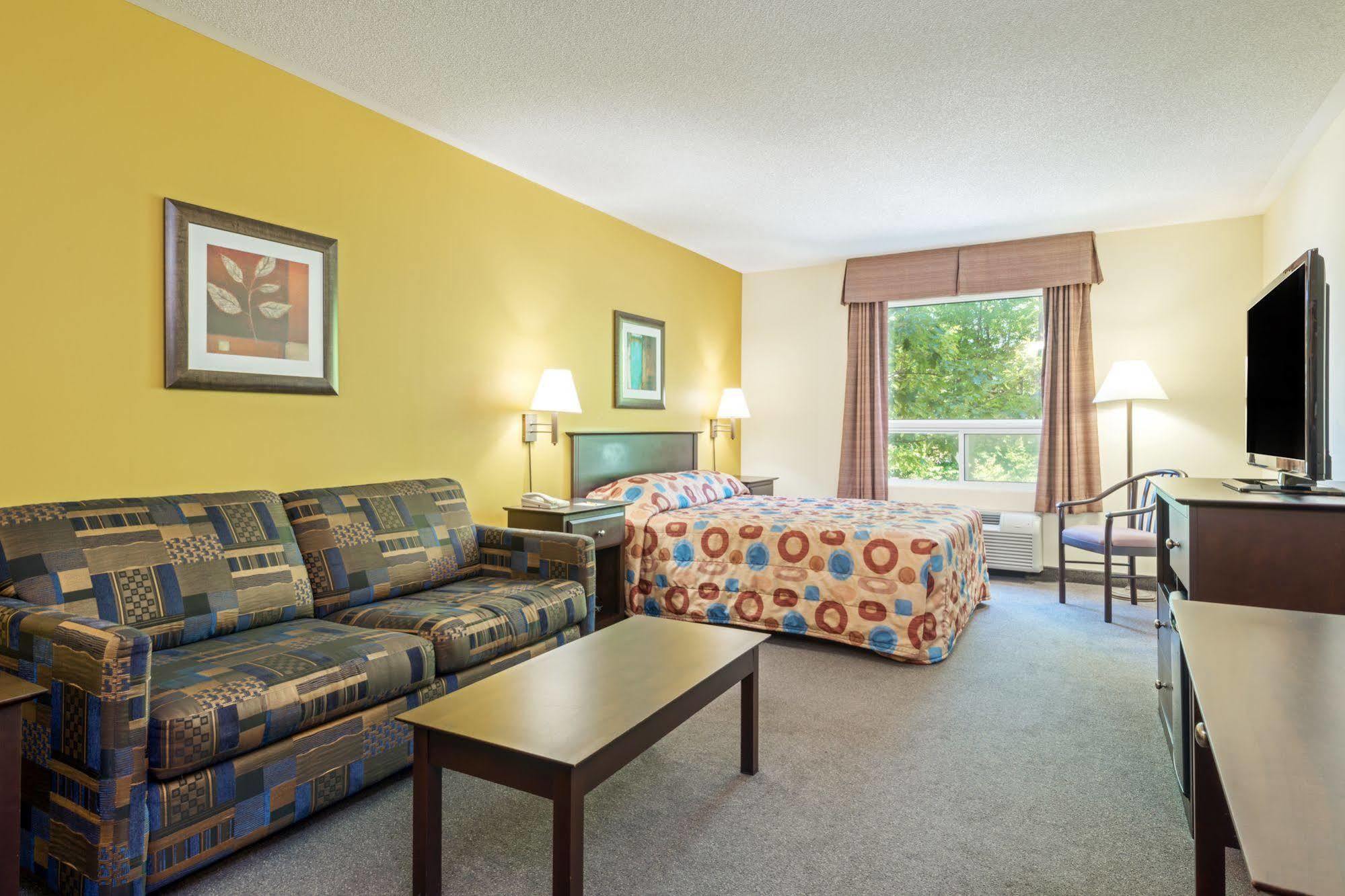 Super 8 By Wyndham Midland Hotel Exterior photo