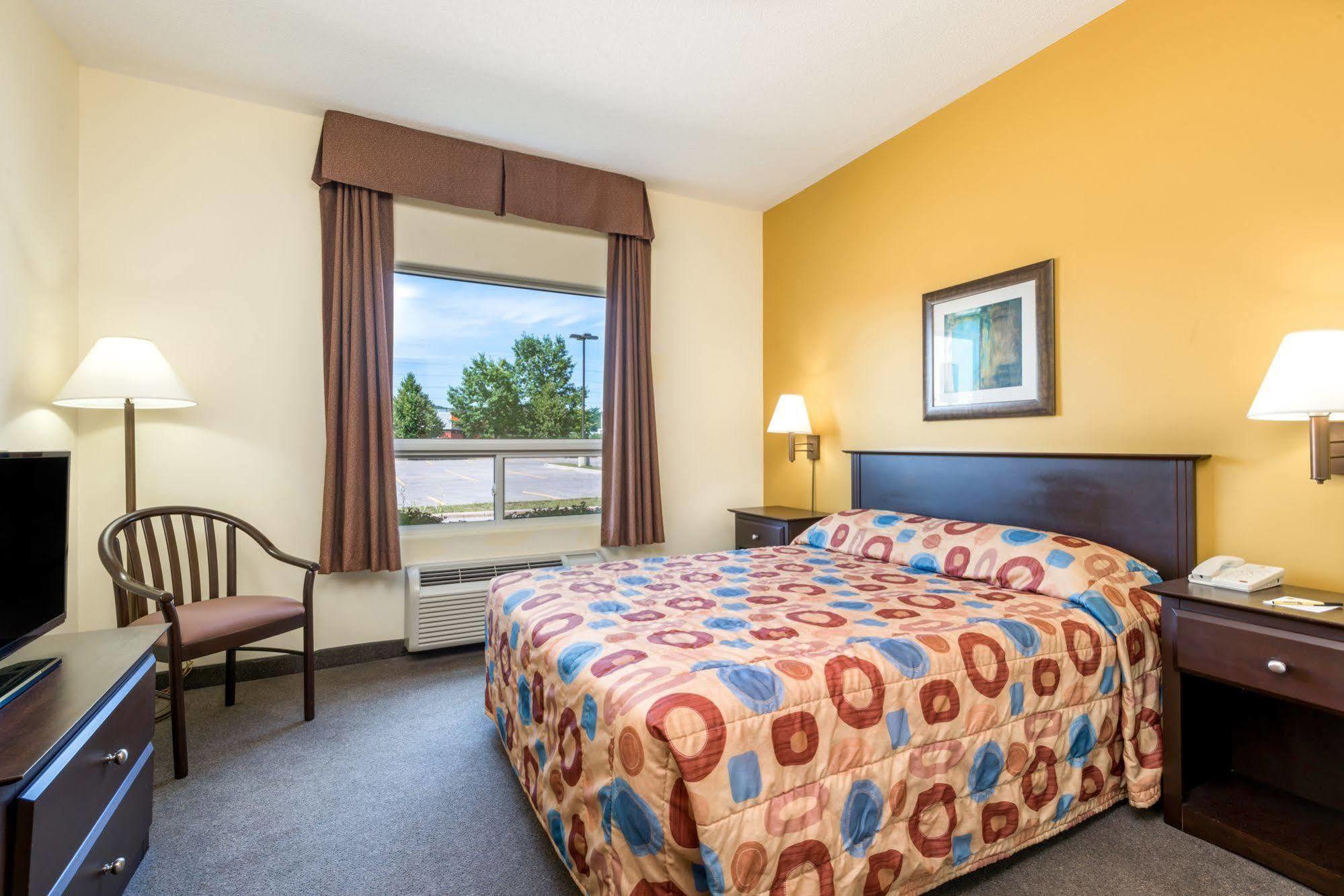 Super 8 By Wyndham Midland Hotel Exterior photo
